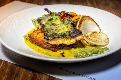 Lomo de corvina grillada y terminada al horno. Servida con mantequilla de maracuyá, sobre base de arroz crocante alimonado, Precio: 17,80 euros.