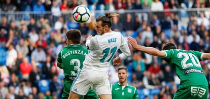 Gareth Bale cabecea un balón.