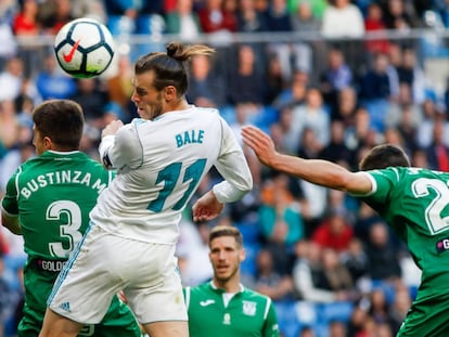 Gareth Bale cabecea un balón.