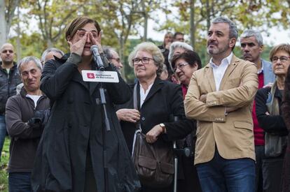 Ada Colau, visiblemente emocionada, acompañada de Jaume Cllboni, en el acto de inauguración de la plaza de las barracas d Monrjuïc.