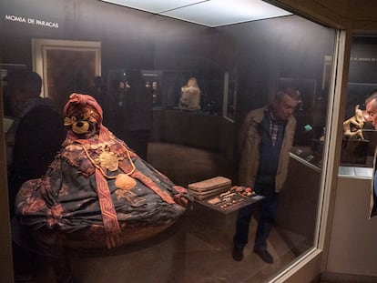 Fardo funerario con restos humanos en el Museo de América de Madrid, en una imagen tomada en mayo de 2023.