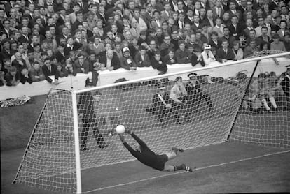 Lev Yashin realiza una parada en 1966.