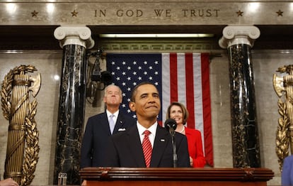 Bajo el lema "En Dios confiamos (In God We Trust)" y acompañado del vicepresidente y presidente del Senado, Joe Biden, y la presidenta del Congreso, Nancy Pelosi, el presidente Barack Obama se dirige a la sesión conjunta del Congreso y del Senado en el Capitolio para presentar su reforma sanitaria, en 2009. 