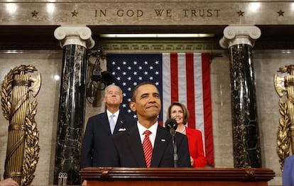 Bajo el lema "En Dios confiamos (In God We Trust)" y acompañado del vicepresidente y presidente del Senado, Joe Biden, y la presidenta del Congreso, Nancy Pelosi, el presidente Barack Obama se dirige a la sesión conjunta del Congreso y del Senado en el Capitolio para presentar su reforma sanitaria, en 2009.