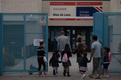 Entrada de alumnos al colegio Blas de Lezo, en Madrid.