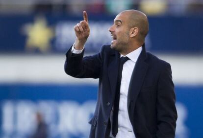 Guardiola da instrucciones desde el área técnica.