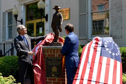 El embajador de España, Santiago Cabanas, y Jim Torgerson, consejero delegado de Avangird junto a la estatuta de Bernardo de Gálvez. 