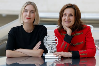 La ganadora del Premio Planeta, Paloma Sánchez-Garnica (derecha), y la finalista, Beatriz Serrano, el pasado 16 de octubre en Barcelona.