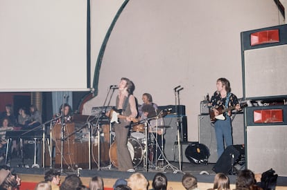 Derek and the Dominos, en un concierto en el Lyceum Theatre de Londres, el 14 de junio de 1970. Detrás de Eric Clapton (cantando y con la guitarra) se puede ver a Jim Gordon, aplicándose con la batería. 