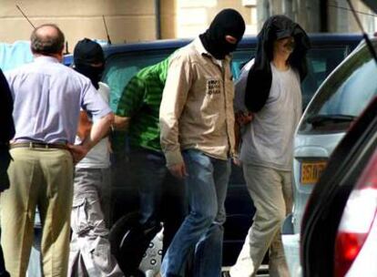 Luis Ignacio Iruretagoiena (a la derecha), uno de los detenidos en Cahors, durante su traslado a París.