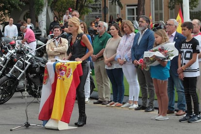 El alcalde de Brunete, vestido con chaqueta azul, durante el acto.