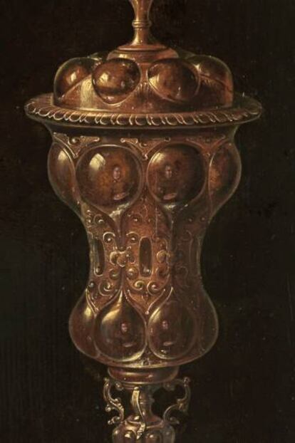 Reflejo de Clara Peeters en uno de sus bodegones.