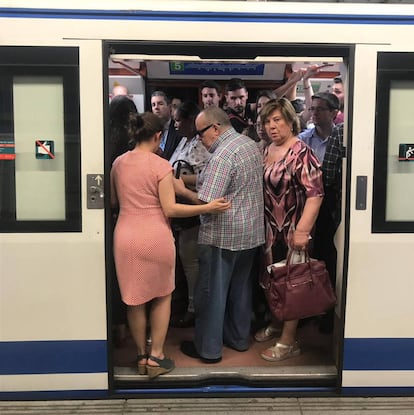 Viajeros intentando hacerse un hueco en un vagón de metro, la semana pasada en Madrid.