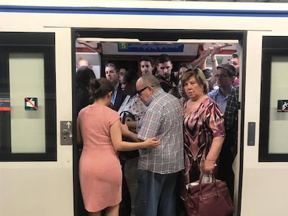 Viajeros intentando hacerse un hueco en un vagón de metro, la semana pasada en Madrid.