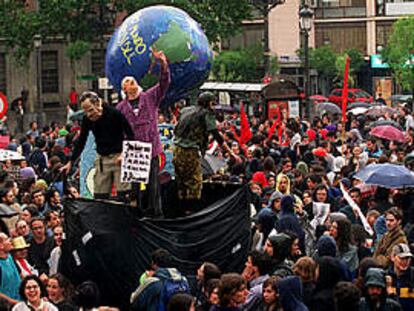 Participantes en la manifestación antiglobalización celebrada en el centro de Madrid ayer.