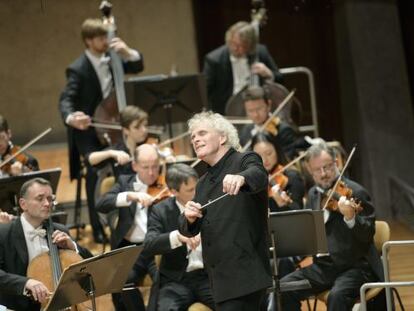 Simon Rattle dirige a la Filarm&oacute;nica de Berl&iacute;n en la Philharmonie berlinesa.