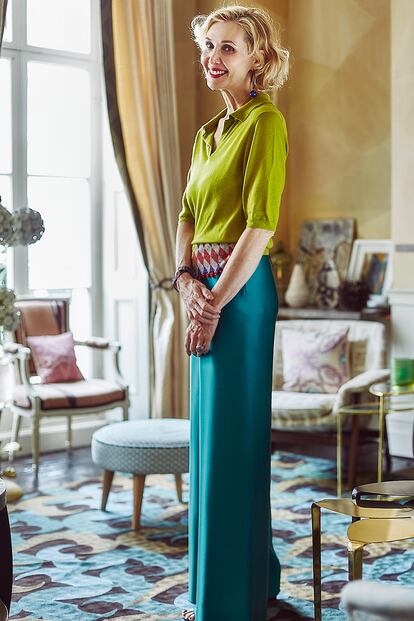 Allegra Hicks en el salón de su casa, situada en el londinense barrio de Chelsea. La alfombra fue diseñada por la interiorista y producida artesanalmente en India. A su izquierda, mesa auxiliar de latón de su nueva colección, Flower Table.