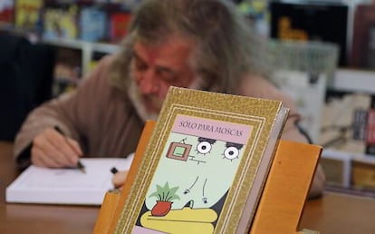 Micharmut firmó ejemplares de su último tebeo, 'Sólo para moscas'.