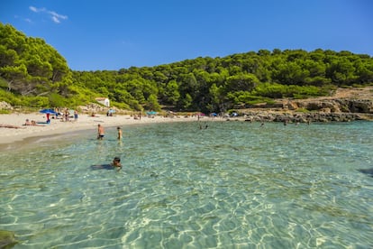 Para quienes no quieren caminar están pensados los aquataxis. Taximar (www.menorcataximar.com), con base en Cala Galdana, realiza una travesía a las remotas calas de Escorxada y Fustam, pasando por Trebalúger y un par de cuevas marinas. Luego, el pasajero con sombrilla y nevera elige la playa en la que deleitarse unas cinco horas hasta la recogida. Cuesta 25 euros.