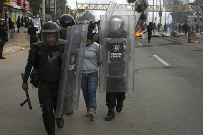 Tres polic&igrave;as Federales durante las manifestaciones de maestros del fin de semana pasado en Oaxaca