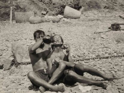 Buñuel da de beber en porrón a Dalí en una playa de Cadaqués, en el verano de 1926.
