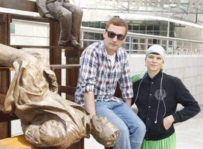 La modelo Bimba Bosé, junto al diseñador David Delfín, en el Museo Guggenheim, junto a una escultura de Juan Muñoz.