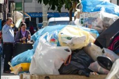 Basura que se acumulan en las calles de Sevilla ante  la huelga de los trabajadores de la empresa municipal de limpieza de Sevilla (Lipasam).