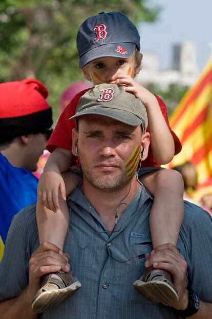 Personas de todas las edades caminan a esta hora por las calles de Barcelona.