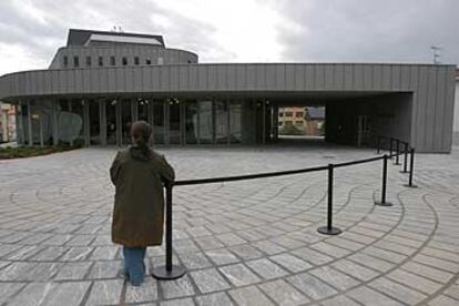 Una joven contempla  el nuevo Centro Cultural Bastero, el primer día de su andadura.