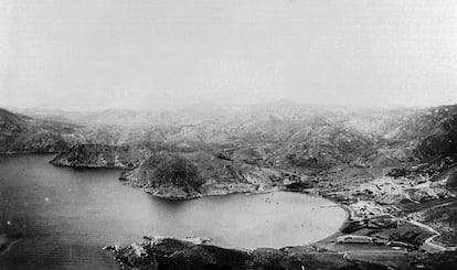Reproducción de una foto aérea de la ensenada tomada en 1933, cuando todavía no se habían producido los vertidos de la mina Peñarroya que sacaba plomo, plata y pirita