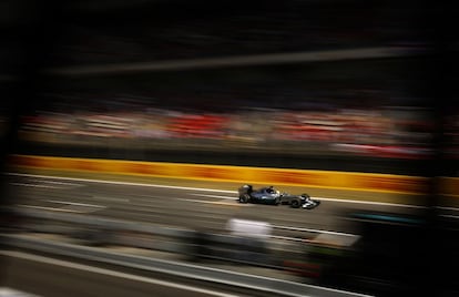 El piloto del equipo Mercedes Lewis Hamilton conduce su vehículo durante la segunda sesión de entrenamientos del Gran Premio España de Fórmula 1 que se disputará el domingo en Barcelona.