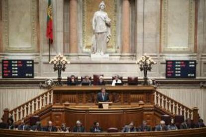 El primer ministro portugués, Pedro Passos Coelho (c), pronuncia un discurso durante la apertura del debate sobre los Presupuestos Generales del Estado para 2013 en el Parlamento, hoy, en Lisboa (Portugal).