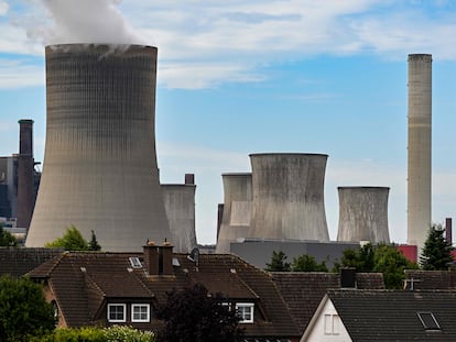 Área residencial frente a la planta de carbón de Niederaussem, en Alemania, este miércoles.