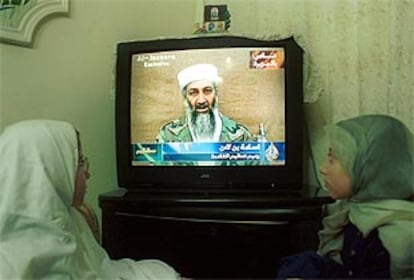 Dos libanesas ven por televisión el último mensaje de Bin Laden.