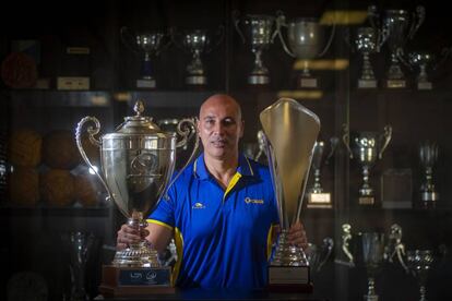 Chus Martín, entrenador del CN Atlètic-Barceloneta posa con dos de los trofeos conquistados por el club.