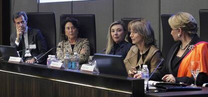 Antonio Salgado, director general de Edmond de Rothschild España;María del Pino; presidenta de la Fundación del Pino; Maribel Villaró, socia de Cuatrecasas; Mª Ángeles León, presidenta de la Fundación Open Value;y Lorenza Dipp, presidenta de Women Together México, en el encuentro organizado por Cuatrecasas.