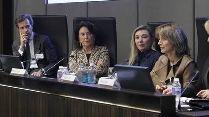 Antonio Salgado, director general de Edmond de Rothschild España;María del Pino; presidenta de la Fundación del Pino; Maribel Villaró, socia de Cuatrecasas; Mª Ángeles León, presidenta de la Fundación Open Value;y Lorenza Dipp, presidenta de Women Together México, en el encuentro organizado por Cuatrecasas.