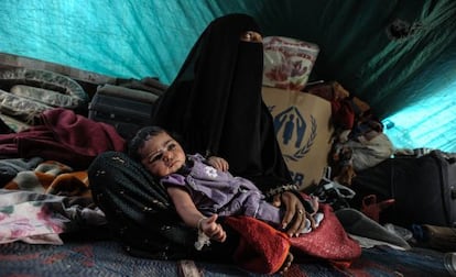 Ahlan Nasser y su hija, en el campamento de Darawan, el 9 de julio.