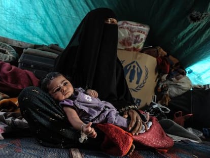 Ahlan Nasser y su hija, en el campamento de Darawan, el 9 de julio.