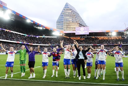 Inglaterra celebra el título con los aficionados que se han desplazado hasta Basilea para la final.