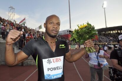 Asafa Powell celebra su victoria.