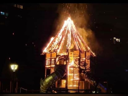 La estructura de un parque infantil de Orcasitas arde a consecuencia de un acto vandálico de madrugada.