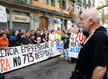 Grupos de trabajadores se han manifestado ante el monumento a Rafael de Casanova en Barcelona.