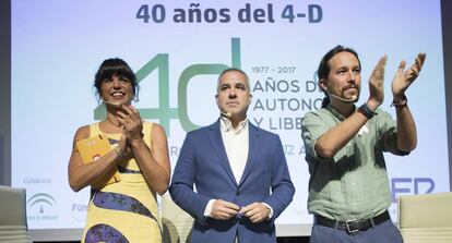Teresa Rodríguez, el director de contenidos de la cadena SER en Andalucía, Diego Suárez, y Pablo Iglesias, en el acto organizado por la emisora.
