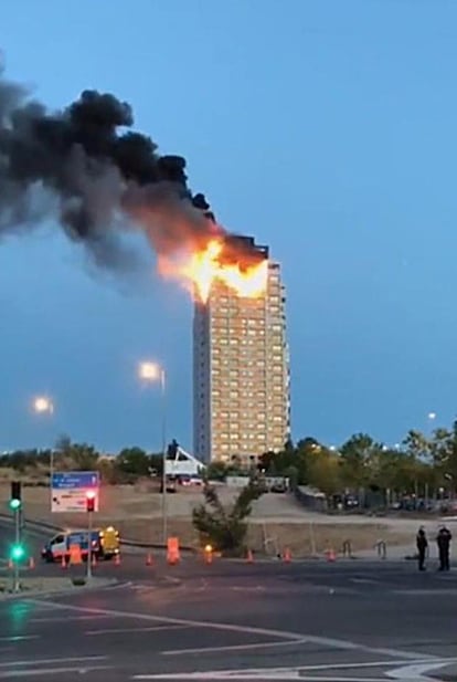 Los Bomberos de Madrid han extinguido el incendio declarado a las 6.45 de este sábado.
