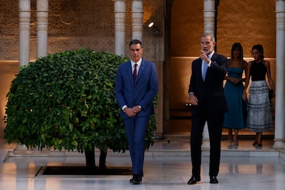 El rey Felipe VI conversa con el presidente del Gobierno en funciones, Pedro Sánchez, en el Patio de los Leones. Al fondo, la reina Letizia y Begoña Gómez, esposa de Pedro Sánchez.