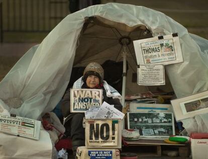 Concepción Martín posa ante su carpa y con sus pancartas.