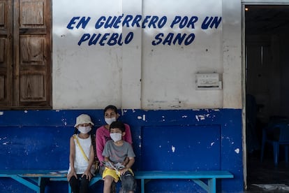 Una familia espera ser atendidos para una consulta médica en el municipio de Petatlán (Estado de Guerrero), en 2020.
