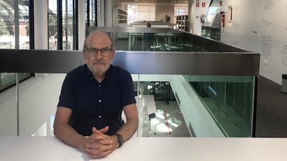 Enrique Roca, presidente del Consejo Escolar del Estado, en la biblioteca municipal Duanes de la Mar, en Xàbia (Alicante), donde está veraneando. / I. Z.