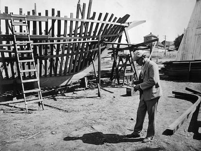Jack London fotografiando el esqueleto del Snark. Bahía de San Francisco, 1906